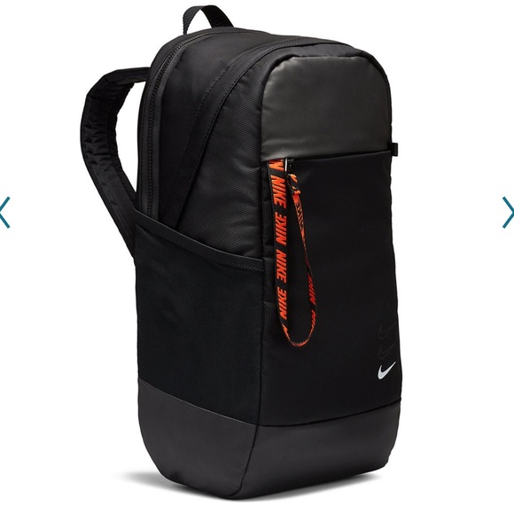 nike essential backpack